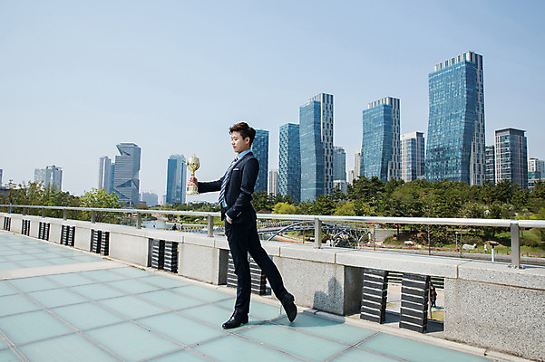 포토 JPG 주간 전신 공원 남자 포즈 한명 서기 들기 사람 정장 빌딩 성인 야외 옆모습 30대 한국인 춤 도시 비즈니스맨 트로피 주머니손 인천 성인남자한명만 국내포토 자연요소 1 옷 공공시설 뷰포인트 비즈니스 모션 문화예술 한국 동양인 건물 장년 직장인 상_우승 남자한명만 성인남자만 파일형식
