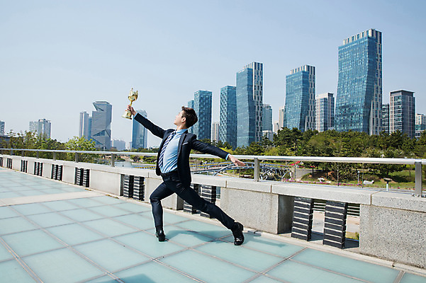 포토 JPG 주간 전신 응시 공원 남자 포즈 팔벌리기 한명 서기 들기 사람 정장 빌딩 성인 야외 옆모습 30대 손들기 한국인 춤 도시 비즈니스맨 트로피 인천 성인남자한명만 국내포토 자연요소 1 시선 옷 공공시설 뷰포인트 비즈니스 모션 문화예술 한국 동양인 건물 장년 직장인 상_우승 남자한명만 성인남자만 파일형식