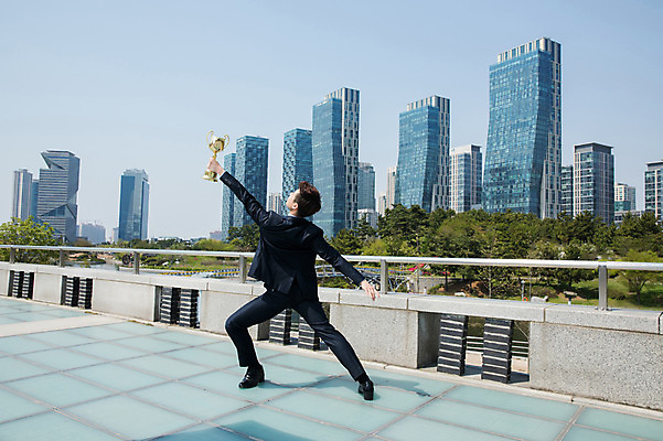 포토 JPG 주간 전신 응시 공원 남자 포즈 한명 서기 들기 사람 정장 빌딩 성인 야외 뒷모습 30대 한국인 춤 도시 비즈니스맨 트로피 인천 성인남자한명만 국내포토 자연요소 1 시선 옷 공공시설 뷰포인트 비즈니스 모션 문화예술 한국 동양인 건물 장년 직장인 상_우승 남자한명만 성인남자만 파일형식
