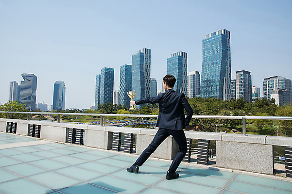 포토 JPG 주간 전신 공원 남자 포즈 한명 서기 들기 사람 정장 빌딩 성인 야외 뒷모습 30대 한국인 춤 도시 비즈니스맨 트로피 인천 성인남자한명만 국내포토 자연요소 1 옷 공공시설 뷰포인트 비즈니스 모션 문화예술 한국 동양인 건물 장년 직장인 상_우승 남자한명만 성인남자만 파일형식