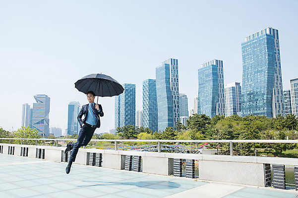 포토 JPG 주간 전신 공원 남자 포즈 우산 한명 들기 사람 정장 빌딩 성인 야외 앞모습 30대 점프 한국인 춤 도시 비즈니스맨 주머니손 인천 성인남자한명만 국내포토 자연요소 1 옷 공공시설 뷰포인트 비즈니스 모션 문화예술 한국 동양인 건물 장년 직장인 남자한명만 성인남자만 파일형식