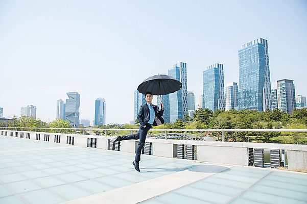 포토 JPG 주간 전신 공원 남자 포즈 우산 한명 들기 사람 정장 빌딩 성인 야외 옆모습 30대 점프 한국인 춤 도시 비즈니스맨 주머니손 인천 성인남자한명만 국내포토 자연요소 1 옷 공공시설 뷰포인트 비즈니스 모션 문화예술 한국 동양인 건물 장년 직장인 남자한명만 성인남자만 파일형식