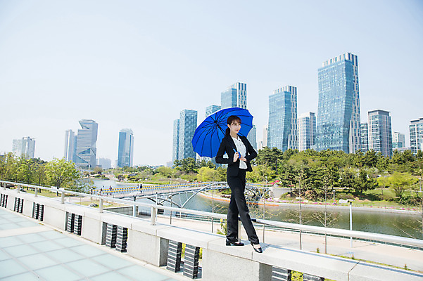 포토 JPG 주간 전신 응시 공원 여자 포즈 우산 난간 한명 서기 미소 들기 사람 정장 빌딩 20대 성인 야외 옆모습 파란색 강 걷기 한국인 춤 도시 비즈니스우먼 인천 가교 성인여자한명만 국내포토 자연요소 1 건축물 시선 옷 공공시설 뷰포인트 컬러 비즈니스 모션 문화예술 한국 표정 동양인 청년 건물 직장인 여자한명만 성인여자만 파일형식