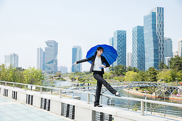 포토 JPG 주간 전신 응시 공원 여자 포즈 우산 난간 한명 서기 들기 사람 정장 빌딩 20대 성인 야외 옆모습 파란색 강 손들기 한국인 춤 도시 비즈니스우먼 인천 다리들기 가교 성인여자한명만 국내포토 자연요소 1 건축물 시선 옷 공공시설 뷰포인트 컬러 비즈니스 모션 문화예술 한국 동양인 청년 건물 직장인 여자한명만 성인여자만 파일형식
