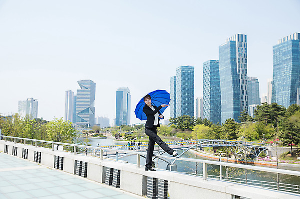 포토 JPG 주간 전신 공원 여자 포즈 우산 난간 한명 서기 들기 사람 정장 빌딩 20대 성인 야외 옆모습 파란색 손들기 한국인 춤 도시 비즈니스우먼 인천 다리들기 가교 성인여자한명만 국내포토 자연요소 1 건축물 옷 공공시설 뷰포인트 컬러 비즈니스 모션 문화예술 한국 동양인 청년 건물 직장인 여자한명만 성인여자만 파일형식