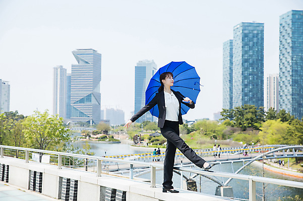 포토 JPG 주간 전신 나무 공원 여자 포즈 우산 난간 한명 서기 들기 사람 정장 빌딩 20대 성인 야외 옆모습 파란색 강 걷기 한국인 춤 도시 비즈니스우먼 인천 다리들기 가교 성인여자한명만 국내포토 자연요소 식물 1 건축물 옷 공공시설 뷰포인트 컬러 비즈니스 모션 문화예술 한국 동양인 청년 건물 직장인 여자한명만 성인여자만 파일형식