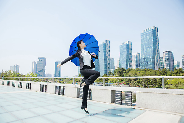 포토 JPG 주간 전신 공원 여자 포즈 우산 한명 사람 정장 빌딩 20대 성인 야외 옆모습 파란색 손들기 점프 한국인 춤 도시 비즈니스우먼 인천 다리들기 성인여자한명만 국내포토 자연요소 1 옷 공공시설 뷰포인트 컬러 비즈니스 모션 문화예술 한국 동양인 청년 건물 직장인 여자한명만 성인여자만 파일형식