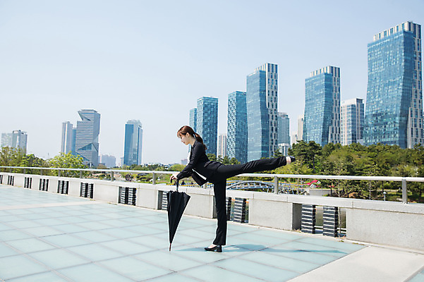 포토 JPG 주간 전신 응시 공원 여자 포즈 우산 한명 서기 들기 사람 정장 빌딩 20대 성인 야외 옆모습 한국인 춤 도시 비즈니스우먼 인천 다리들기 접기 성인여자한명만 국내포토 자연요소 1 시선 옷 공공시설 뷰포인트 비즈니스 모션 문화예술 한국 동양인 청년 건물 직장인 여자한명만 성인여자만 파일형식