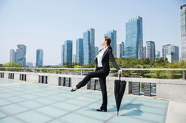 포토 JPG 주간 전신 응시 공원 여자 포즈 우산 한명 서기 들기 사람 정장 빌딩 20대 성인 야외 옆모습 한국인 춤 도시 비즈니스우먼 인천 다리들기 접기 성인여자한명만 국내포토 자연요소 1 시선 옷 공공시설 뷰포인트 비즈니스 모션 문화예술 한국 동양인 청년 건물 직장인 여자한명만 성인여자만 파일형식