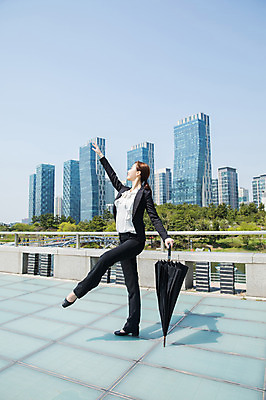 포토 JPG 주간 전신 응시 공원 여자 포즈 우산 한명 서기 들기 사람 정장 빌딩 20대 성인 야외 옆모습 손들기 한국인 춤 도시 비즈니스우먼 인천 다리들기 접기 성인여자한명만 국내포토 자연요소 1 시선 옷 공공시설 뷰포인트 비즈니스 모션 문화예술 한국 동양인 청년 건물 직장인 여자한명만 성인여자만 파일형식