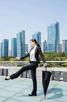 포토 JPG 주간 전신 공원 여자 포즈 우산 한명 서기 들기 사람 정장 빌딩 20대 성인 야외 옆모습 손들기 한국인 춤 도시 비즈니스우먼 인천 다리들기 접기 성인여자한명만 국내포토 자연요소 1 옷 공공시설 뷰포인트 비즈니스 모션 문화예술 한국 동양인 청년 건물 직장인 여자한명만 성인여자만 파일형식