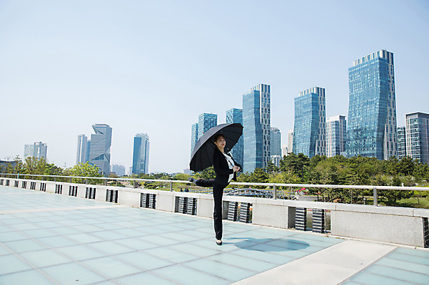 포토 JPG 주간 전신 공원 여자 포즈 우산 한명 서기 미소 들기 사람 정장 빌딩 20대 성인 야외 옆모습 한국인 춤 도시 비즈니스우먼 인천 다리들기 성인여자한명만 국내포토 자연요소 1 옷 공공시설 뷰포인트 비즈니스 모션 문화예술 한국 표정 동양인 청년 건물 직장인 여자한명만 성인여자만 파일형식
