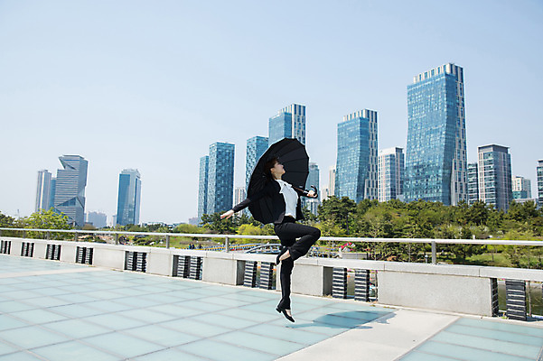 포토 JPG 주간 전신 공원 여자 포즈 우산 한명 사람 정장 빌딩 20대 성인 야외 옆모습 점프 한국인 춤 도시 비즈니스우먼 인천 다리들기 성인여자한명만 국내포토 자연요소 1 옷 공공시설 뷰포인트 비즈니스 모션 문화예술 한국 동양인 청년 건물 직장인 여자한명만 성인여자만 파일형식