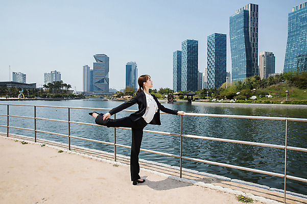 포토 JPG 주간 전신 응시 공원 여자 포즈 난간 한명 서기 사람 정장 빌딩 20대 성인 야외 옆모습 강 한국인 춤 잡기 도시 비즈니스우먼 인천 다리들기 성인여자한명만 국내포토 자연요소 1 시선 옷 공공시설 뷰포인트 비즈니스 모션 문화예술 한국 동양인 청년 건물 직장인 여자한명만 성인여자만 파일형식