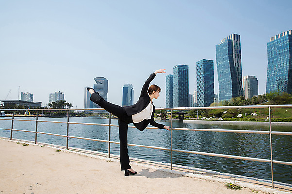포토 JPG 주간 전신 응시 공원 여자 포즈 난간 한명 서기 사람 정장 빌딩 20대 성인 야외 옆모습 강 손들기 한국인 춤 잡기 도시 비즈니스우먼 인천 다리들기 성인여자한명만 국내포토 자연요소 1 시선 옷 공공시설 뷰포인트 비즈니스 모션 문화예술 한국 동양인 청년 건물 직장인 여자한명만 성인여자만 파일형식