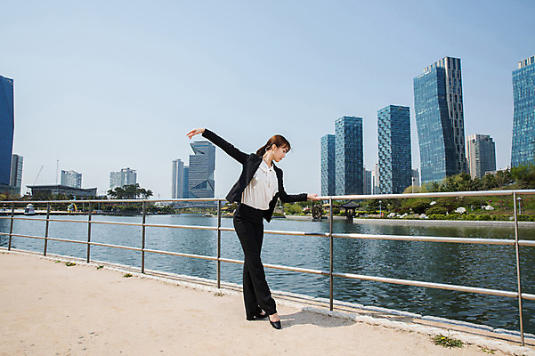 포토 JPG 주간 전신 응시 공원 여자 포즈 난간 한명 서기 사람 정장 빌딩 20대 성인 야외 옆모습 강 손들기 한국인 춤 잡기 도시 비즈니스우먼 인천 성인여자한명만 국내포토 자연요소 1 시선 옷 공공시설 뷰포인트 비즈니스 모션 문화예술 한국 동양인 청년 건물 직장인 여자한명만 성인여자만 파일형식