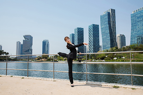 포토 JPG 주간 전신 공원 여자 포즈 난간 한명 서기 사람 정장 빌딩 20대 성인 야외 옆모습 강 손들기 한국인 춤 잡기 도시 비즈니스우먼 인천 다리들기 성인여자한명만 국내포토 자연요소 1 옷 공공시설 뷰포인트 비즈니스 모션 문화예술 한국 동양인 청년 건물 직장인 여자한명만 성인여자만 파일형식