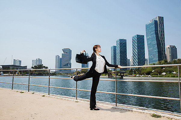 포토 JPG 주간 전신 응시 공원 여자 포즈 난간 한명 서기 들기 사람 정장 빌딩 20대 성인 야외 옆모습 강 한국인 핸드백 춤 잡기 도시 비즈니스우먼 인천 다리들기 성인여자한명만 국내포토 자연요소 1 시선 옷 공공시설 뷰포인트 가방 비즈니스 모션 문화예술 한국 동양인 청년 건물 직장인 여자한명만 성인여자만 파일형식