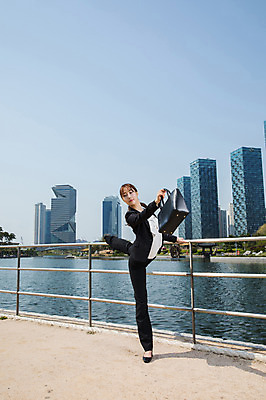 포토 JPG 주간 전신 응시 공원 여자 포즈 난간 한명 서기 들기 사람 정장 빌딩 20대 성인 야외 옆모습 강 한국인 핸드백 춤 잡기 도시 비즈니스우먼 인천 다리들기 성인여자한명만 국내포토 자연요소 1 시선 옷 공공시설 뷰포인트 가방 비즈니스 모션 문화예술 한국 동양인 청년 건물 직장인 여자한명만 성인여자만 파일형식