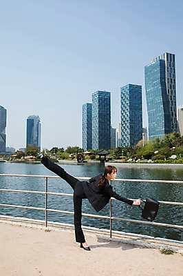 포토 JPG 주간 전신 응시 공원 여자 포즈 한명 서기 들기 사람 정장 빌딩 20대 성인 야외 옆모습 강 한국인 핸드백 춤 도시 비즈니스우먼 인천 다리들기 성인여자한명만 국내포토 자연요소 1 시선 옷 공공시설 뷰포인트 가방 비즈니스 모션 문화예술 한국 동양인 청년 건물 직장인 여자한명만 성인여자만 파일형식