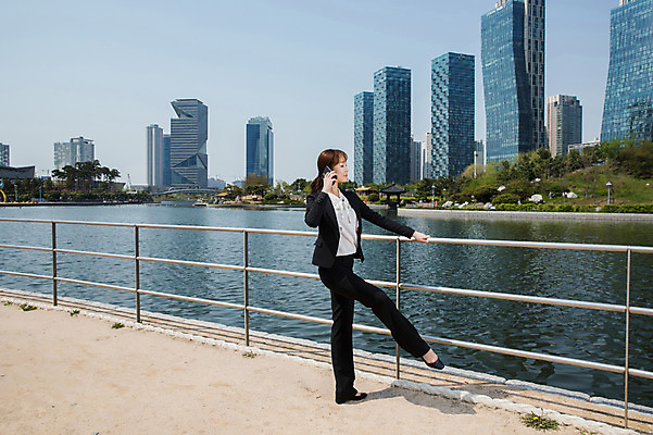 포토 JPG 주간 전신 공원 여자 포즈 난간 한명 서기 사람 정장 빌딩 20대 성인 야외 옆모습 스마트폰 강 한국인 춤 잡기 도시 비즈니스우먼 통화 인천 다리들기 성인여자한명만 국내포토 자연요소 1 옷 공공시설 뷰포인트 비즈니스 모션 문화예술 한국 동양인 청년 건물 핸드폰 스마트기기 직장인 여자한명만 성인여자만 파일형식