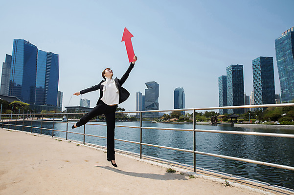 포토 JPG 주간 전신 응시 공원 여자 화살표 포즈 한명 들기 사람 정장 빌딩 20대 성인 야외 옆모습 빨간색 강 점프 한국인 올려보기 춤 잡기 도시 비즈니스우먼 상승 인천 다리들기 성인여자한명만 국내포토 자연요소 1 시선 옷 공공시설 뷰포인트 컬러 컨셉 비즈니스 모션 문화예술 한국 동양인 청년 건물 직장인 여자한명만 성인여자만 파일형식
