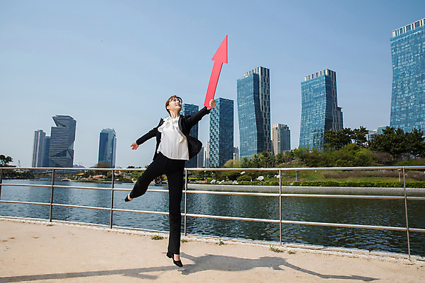 포토 JPG 주간 전신 응시 공원 여자 화살표 포즈 팔벌리기 한명 들기 사람 정장 빌딩 20대 성인 야외 앞모습 빨간색 강 손들기 점프 한국인 춤 잡기 도시 비즈니스우먼 상승 인천 다리들기 성인여자한명만 국내포토 자연요소 1 시선 옷 공공시설 뷰포인트 컬러 컨셉 비즈니스 모션 문화예술 한국 동양인 청년 건물 직장인 여자한명만 성인여자만 파일형식