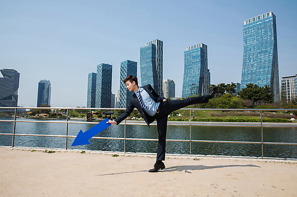 포토 JPG 주간 전신 응시 공원 남자 화살표 포즈 한명 서기 들기 사람 정장 빌딩 성인 야외 옆모습 30대 파란색 강 한국인 춤 잡기 도시 비즈니스맨 하락 인천 다리들기 성인남자한명만 국내포토 자연요소 1 시선 옷 공공시설 뷰포인트 컬러 컨셉 비즈니스 모션 문화예술 한국 동양인 건물 장년 직장인 남자한명만 성인남자만 파일형식