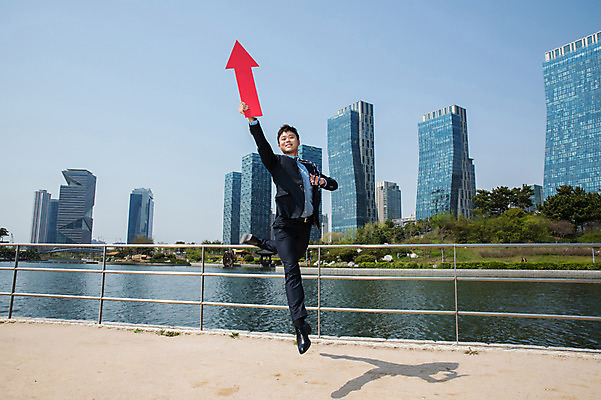 포토 JPG 주간 전신 공원 남자 화살표 그림자 한명 미소 들기 사람 정장 빌딩 성인 야외 앞모습 빨간색 30대 강 손들기 점프 한국인 춤 잡기 도시 비즈니스맨 상승 인천 성인남자한명만 국내포토 자연요소 1 옷 공공시설 뷰포인트 컬러 컨셉 비즈니스 모션 문화예술 한국 표정 동양인 건물 장년 직장인 남자한명만 성인남자만 파일형식