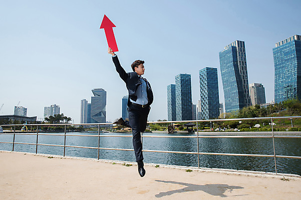 포토 JPG 주간 전신 공원 남자 화살표 그림자 한명 들기 사람 정장 빌딩 성인 야외 옆모습 빨간색 30대 강 손들기 점프 한국인 춤 잡기 도시 비즈니스맨 상승 인천 다리들기 성인남자한명만 국내포토 자연요소 1 옷 공공시설 뷰포인트 컬러 컨셉 비즈니스 모션 문화예술 한국 동양인 건물 장년 직장인 남자한명만 성인남자만 파일형식