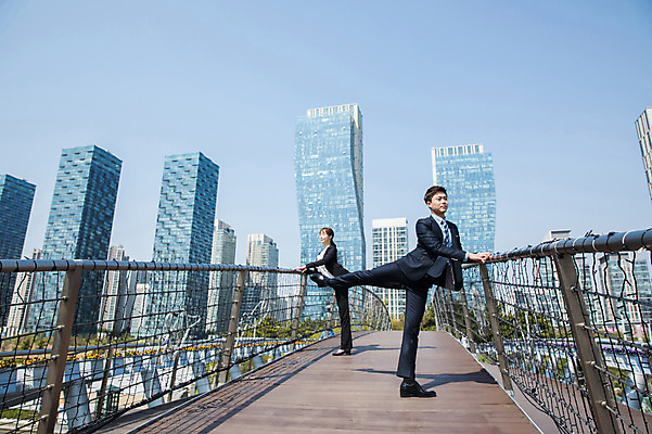 포토 JPG 주간 전신 커플 응시 여자 남자 포즈 난간 서기 사람 정장 빌딩 20대 성인 야외 두명 옆모습 30대 한국인 춤 잡기 도시 직장인 비즈니스맨 비즈니스우먼 인천 다리들기 가교 성인만 국내포토 자연요소 직업 건축물 시선 옷 뷰포인트 비즈니스 관계 모션 문화예술 한국 동양인 청년 건물 장년 파일형식