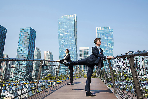 포토 JPG 주간 전신 커플 응시 여자 남자 포즈 난간 서기 사람 정장 빌딩 20대 성인 야외 두명 옆모습 30대 한국인 춤 잡기 도시 직장인 비즈니스맨 비즈니스우먼 인천 다리들기 가교 성인만 국내포토 자연요소 직업 건축물 시선 옷 뷰포인트 비즈니스 관계 모션 문화예술 한국 동양인 청년 건물 장년 파일형식
