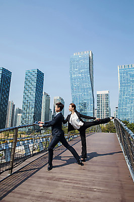 포토 JPG 주간 전신 커플 응시 여자 남자 꽃 포즈 난간 서기 들기 사람 정장 빌딩 20대 성인 야외 두명 옆모습 30대 노트북 한국인 춤 도시 비즈니스맨 비즈니스우먼 인천 다리들기 가교 성인만 국내포토 자연요소 식물 건축물 시선 옷 뷰포인트 비즈니스 관계 모션 문화예술 한국 동양인 청년 건물 장년 전자제품 직장인 파일형식