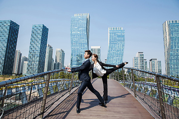 포토 JPG 주간 전신 커플 응시 공원 여자 남자 꽃 난간 서기 미소 사람 정장 빌딩 20대 성인 야외 두명 옆모습 30대 노트북 한국인 춤 도시 비즈니스맨 비즈니스우먼 인천 다리들기 가교 성인만 국내포토 자연요소 식물 건축물 시선 옷 공공시설 뷰포인트 비즈니스 관계 모션 문화예술 한국 표정 동양인 청년 건물 장년 전자제품 직장인 파일형식