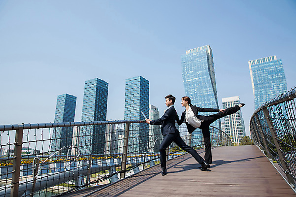 포토 JPG 주간 전신 커플 응시 여자 남자 포즈 난간 서기 들기 사람 정장 빌딩 20대 성인 야외 두명 옆모습 30대 태블릿 한국인 춤 도시 직장인 비즈니스맨 비즈니스우먼 인천 다리들기 가교 성인만 어깨에손 국내포토 자연요소 직업 건축물 시선 옷 뷰포인트 비즈니스 관계 모션 문화예술 한국 동양인 청년 건물 장년 전자제품 스마트기기 파일형식