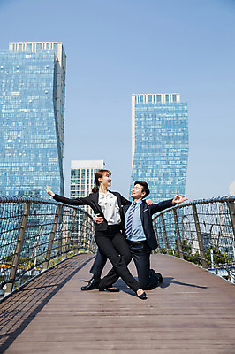 포토 JPG 주간 전신 여자 남자 허리손 포즈 안기 미소 사람 정장 빌딩 20대 성인 야외 두명 앞모습 30대 손들기 기댐 한국인 춤 도시 직장인 비즈니스맨 비즈니스우먼 인천 가교 성인만 어깨에손 국내포토 자연요소 직업 건축물 옷 뷰포인트 비즈니스 모션 문화예술 한국 표정 동양인 청년 건물 장년 파일형식