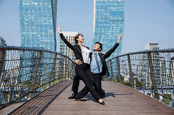 포토 JPG 주간 전신 나무 커플 여자 남자 허리손 포즈 안기 미소 사람 정장 빌딩 20대 성인 야외 두명 앞모습 30대 손들기 기댐 한국인 춤 도시 직장인 비즈니스맨 비즈니스우먼 인천 가교 성인만 어깨에손 국내포토 자연요소 식물 직업 건축물 옷 뷰포인트 비즈니스 관계 모션 문화예술 한국 표정 동양인 청년 건물 장년 파일형식
