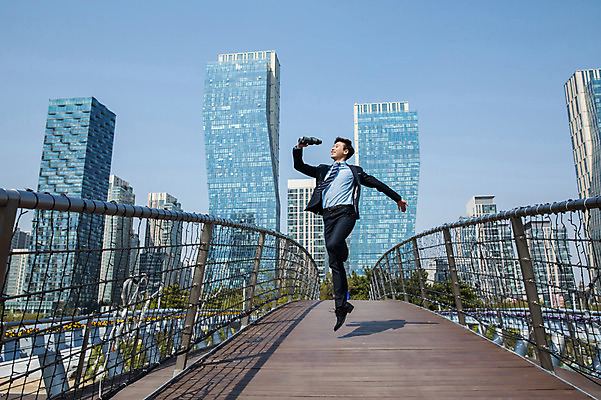 포토 JPG 주간 전신 남자 포즈 한명 미소 들기 사람 정장 빌딩 성인 야외 옆모습 30대 손들기 점프 망원경 한국인 춤 도시 비즈니스맨 인천 가교 성인남자한명만 국내포토 자연요소 1 건축물 옷 뷰포인트 비즈니스 모션 문화예술 한국 표정 동양인 건물 장년 직장인 남자한명만 성인남자만 파일형식