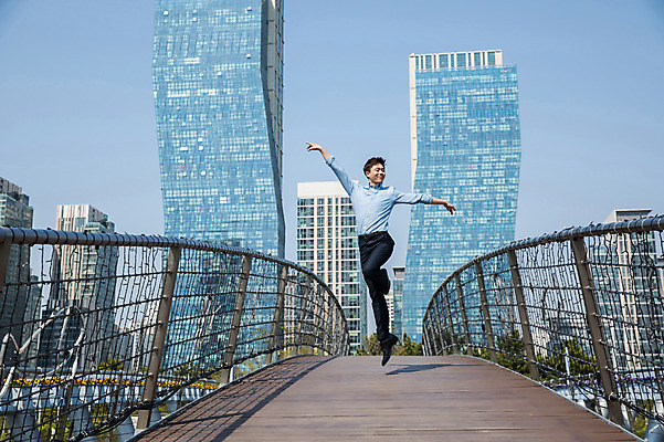 포토 JPG 주간 전신 남자 포즈 비즈니스 한명 사람 정장 빌딩 성인 야외 앞모습 30대 손들기 점프 한국인 춤 도시 비즈니스맨 인천 다리들기 철제난간 가교 성인남자한명만 국내포토 자연요소 1 건축물 옷 뷰포인트 모션 문화예술 한국 동양인 건물 장년 직장인 남자한명만 성인남자만 파일형식