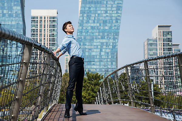 포토 JPG 주간 전신 나무 응시 남자 난간 한명 서기 사람 정장 빌딩 성인 야외 옆모습 30대 한국인 춤 잡기 도시 비즈니스맨 인천 까치발 가교 성인남자한명만 국내포토 자연요소 식물 1 건축물 시선 옷 뷰포인트 비즈니스 모션 발 문화예술 한국 동양인 건물 장년 직장인 남자한명만 성인남자만 파일형식