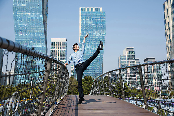 포토 JPG 주간 전신 남자 난간 한명 서기 사람 정장 빌딩 성인 야외 앞모습 30대 손들기 한국인 다리 춤 잡기 도시 비즈니스맨 인천 다리들기 가교 성인남자한명만 국내포토 자연요소 1 건축물 옷 뷰포인트 비즈니스 모션 문화예술 한국 동양인 건물 장년 직장인 남자한명만 성인남자만 파일형식