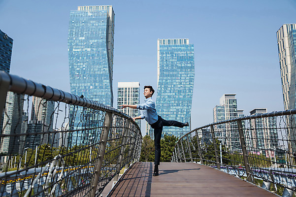 포토 JPG 주간 전신 남자 포즈 난간 한명 서기 사람 정장 빌딩 성인 야외 옆모습 30대 한국인 춤 잡기 도시 비즈니스맨 인천 다리들기 가교 성인남자한명만 국내포토 자연요소 1 건축물 옷 뷰포인트 비즈니스 모션 문화예술 한국 동양인 건물 장년 직장인 남자한명만 성인남자만 파일형식