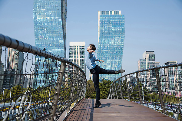 포토 JPG 주간 전신 남자 포즈 팔벌리기 한명 서기 사람 정장 빌딩 성인 야외 옆모습 30대 손들기 한국인 다리 춤 도시 비즈니스맨 인천 다리들기 가교 성인남자한명만 국내포토 자연요소 1 건축물 옷 뷰포인트 비즈니스 모션 문화예술 한국 동양인 건물 장년 직장인 남자한명만 성인남자만 파일형식