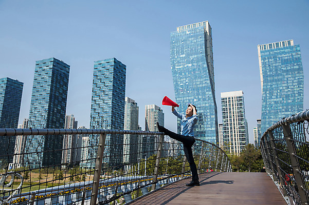 포토 JPG 주간 전신 나무 공원 남자 난간 한명 서기 사람 정장 빌딩 성인 야외 옆모습 30대 확성기 외침 한국인 춤 도시 비즈니스맨 인천 다리들기 가교 성인남자한명만 국내포토 자연요소 식물 1 건축물 옷 공공시설 뷰포인트 비즈니스 모션 문화예술 한국 동양인 건물 장년 소리 직장인 남자한명만 성인남자만 파일형식