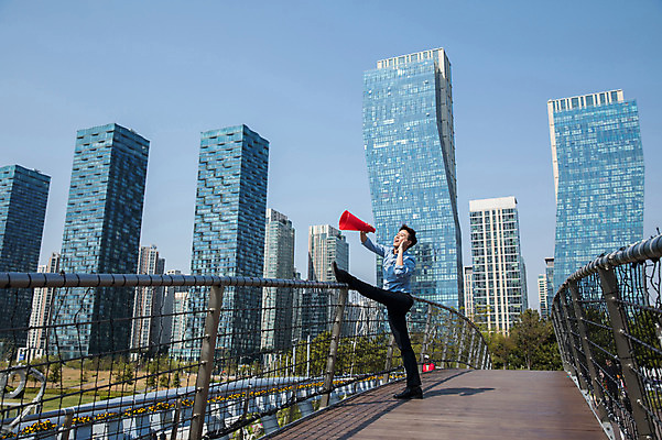 포토 JPG 주간 전신 나무 공원 남자 난간 한명 서기 사람 정장 빌딩 성인 야외 옆모습 30대 확성기 외침 한국인 춤 도시 비즈니스맨 인천 다리들기 성인남자한명만 국내포토 자연요소 식물 1 옷 공공시설 뷰포인트 비즈니스 모션 문화예술 한국 동양인 건물 장년 소리 직장인 남자한명만 성인남자만 파일형식