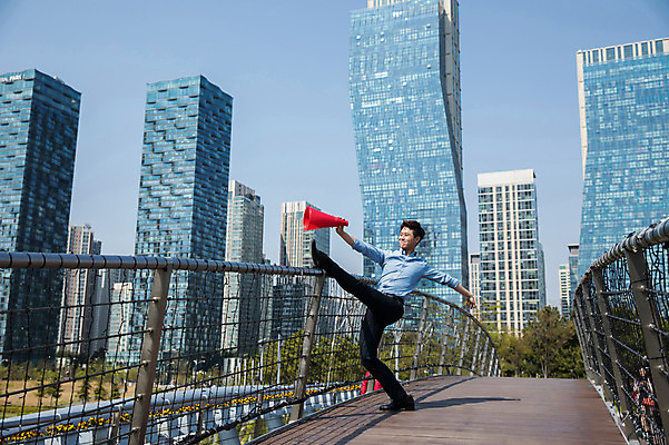 포토 JPG 주간 전신 나무 공원 남자 난간 한명 서기 사람 정장 빌딩 잔디 성인 야외 옆모습 30대 확성기 외침 한국인 춤 도시 비즈니스맨 인천 다리들기 가교 성인남자한명만 국내포토 자연요소 식물 1 건축물 옷 공공시설 뷰포인트 비즈니스 모션 문화예술 한국 동양인 건물 장년 소리 직장인 남자한명만 성인남자만 파일형식