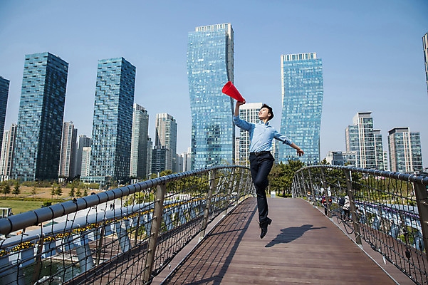 포토 JPG 주간 전신 나무 공원 남자 한명 사람 정장 빌딩 잔디 성인 야외 앞모습 30대 손들기 점프 확성기 외침 한국인 춤 도시 비즈니스맨 인천 가교 성인남자한명만 국내포토 자연요소 식물 1 건축물 옷 공공시설 뷰포인트 비즈니스 모션 문화예술 한국 동양인 건물 장년 소리 직장인 남자한명만 성인남자만 파일형식