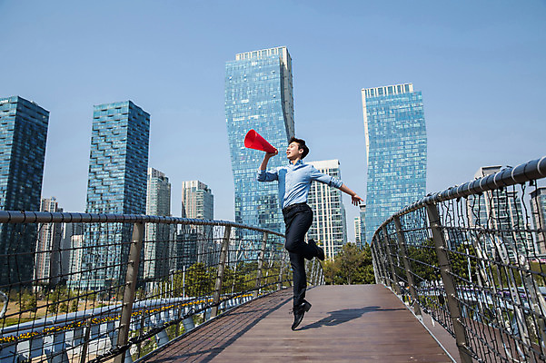 포토 JPG 주간 전신 나무 공원 남자 한명 사람 정장 빌딩 성인 야외 옆모습 30대 손들기 점프 확성기 외침 한국인 춤 도시 비즈니스맨 인천 가교 성인남자한명만 국내포토 자연요소 식물 1 건축물 옷 공공시설 뷰포인트 비즈니스 모션 문화예술 한국 동양인 건물 장년 소리 직장인 남자한명만 성인남자만 파일형식