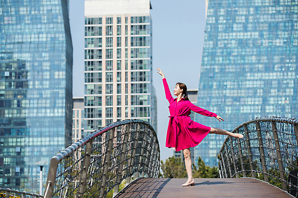 포토 JPG 주간 전신 원피스 여자 포즈 한명 서기 사람 빌딩 20대 성인 야외 옆모습 손들기 한국인 춤 도시 인천 다리들기 철제난간 가교 성인여자한명만 국내포토 자연요소 1 건축물 옷 뷰포인트 모션 문화예술 한국 동양인 청년 건물 여자한명만 성인여자만 파일형식
