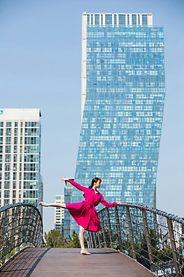 포토 JPG 주간 전신 응시 원피스 여자 포즈 난간 한명 서기 사람 빌딩 20대 성인 야외 옆모습 손들기 한국인 춤 잡기 도시 인천 다리들기 가교 성인여자한명만 국내포토 자연요소 1 건축물 시선 옷 뷰포인트 모션 문화예술 한국 동양인 청년 건물 여자한명만 성인여자만 파일형식
